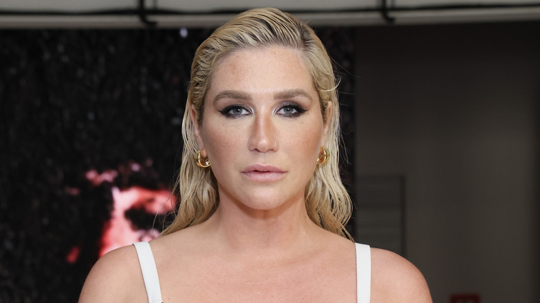 Kesha robe blanche yeux charbonneux