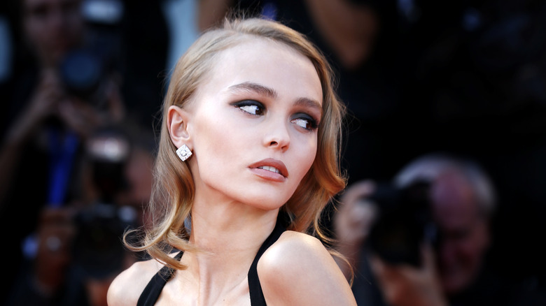 Lily-Rose Depp pose 