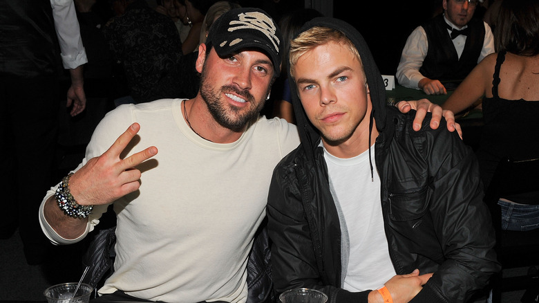 Derek Hough et Maksim Chmerkovskiy s'embrassant