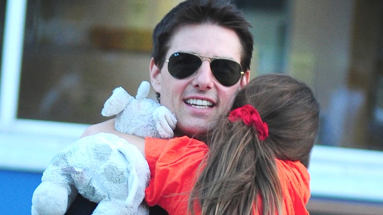 Tom Cruise portant sa fille Suri