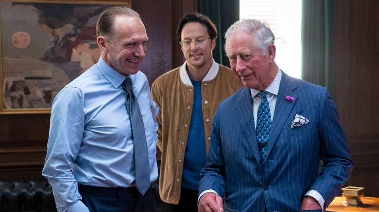 Ralph Fiennes et le roi Charles rient ensemble