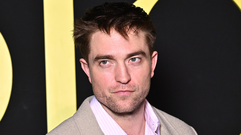 Robert Pattinson aux cheveux en désordre