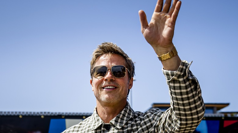 Brad Pitt saluant les fans