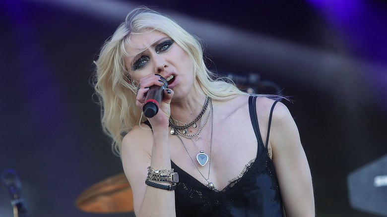 Taylor Momsen chante sur scène