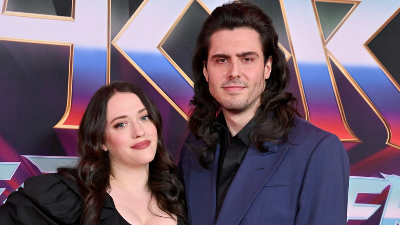 Kat Dennings souriant avec Andrew WK sur le tapis rouge