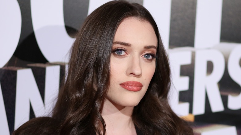 Kat Dennings posant sur le tapis rouge