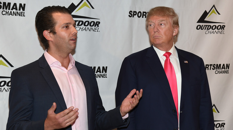 Don Jr. et Donald Trump assistent à une conférence