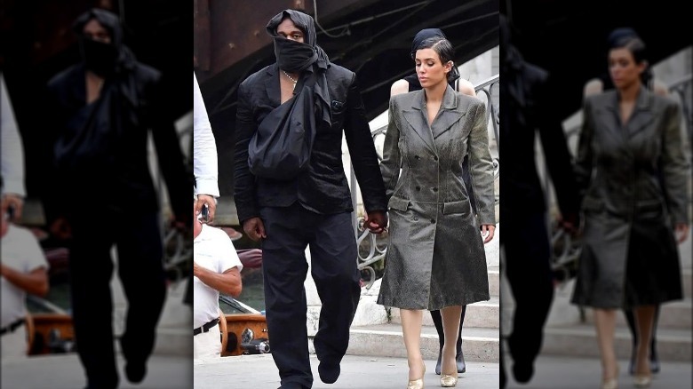 Kanye West et Bianco Censori marchant