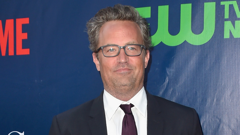 Matthew Perry posant 