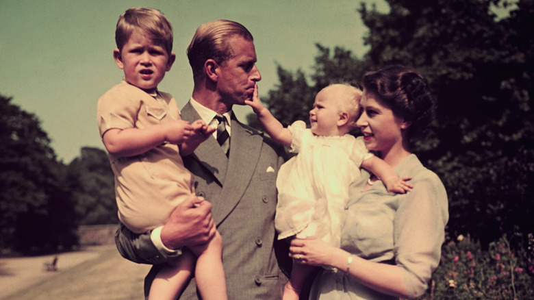 Le jeune roi Charles avec le prince Philip et la reine Elizabeth II