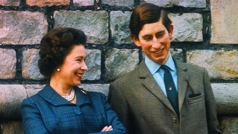 La reine Elizabeth II souriante avec le jeune prince Charles