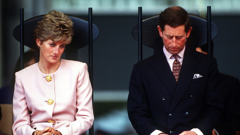 La princesse Diana avec la tête inclinée du prince Charles