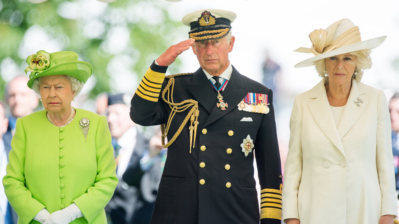 Chapeau vert de la reine Elizabeth, salut du prince Charles, Camilla Parker Bowles