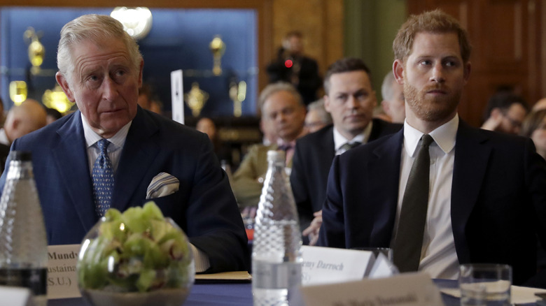 Le roi Charles et le prince Harry semblent tendus