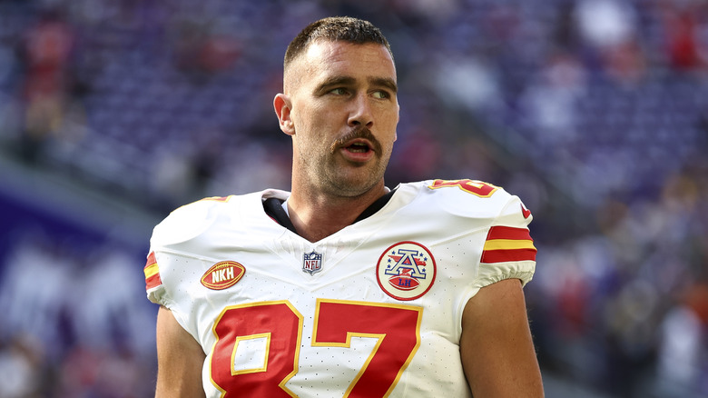 Travis Kelce joue au football en maillot blanc