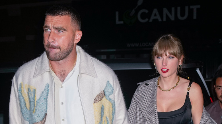 Travis Kelce et Taylor Swift marchant