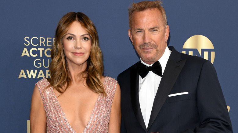 Christine Baumgartner et Kevin Costner posant