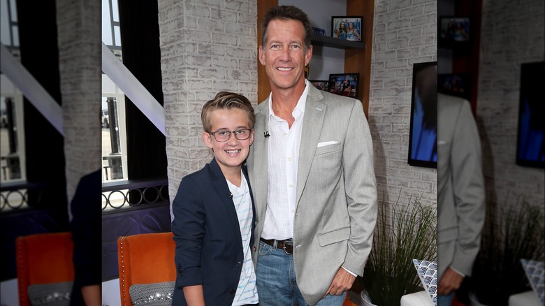 James Denton et Sheppard souriants