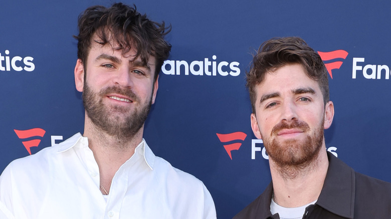 Alexander Pall et Andrew Taggart, alias The Chainsmokers, posent