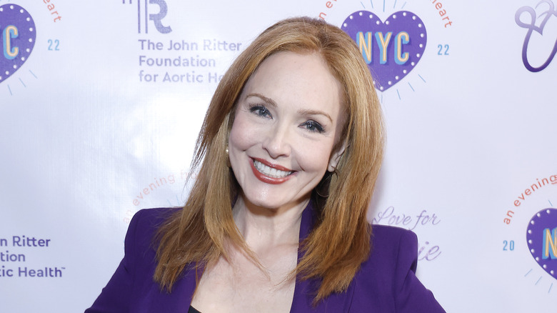 Amy Yasbeck porte du violet