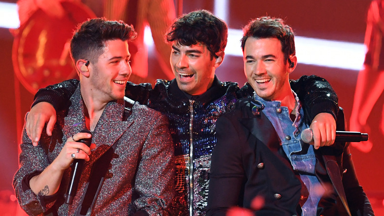 Les Jonas Brothers jouent ensemble