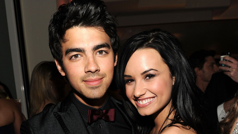 Joe Jonas pose avec Demi Lovato