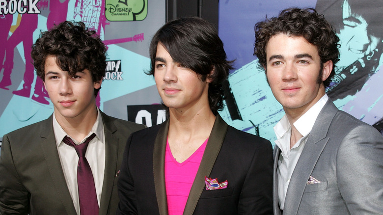 Les Jonas Brothers lors d'un événement à Camp Rock