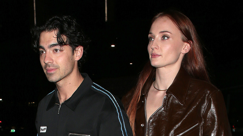 Joe Jonas et Sophie Turner marchant ensemble