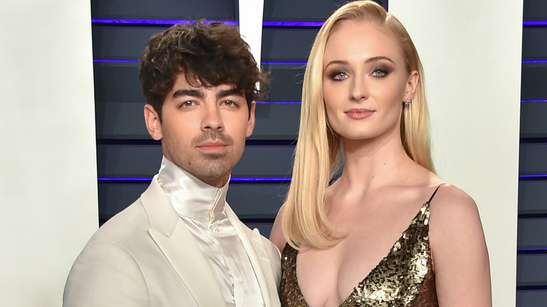 Joe Jonas et Sophie Turner posant