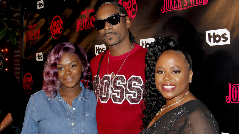 Snoop Dogg posant avec Cori et Shante Broadus