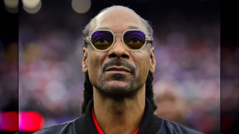 Snoop Dogg regarde vers le haut