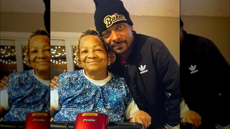 Snoop Dogg avec un bras autour de Beverly Tate