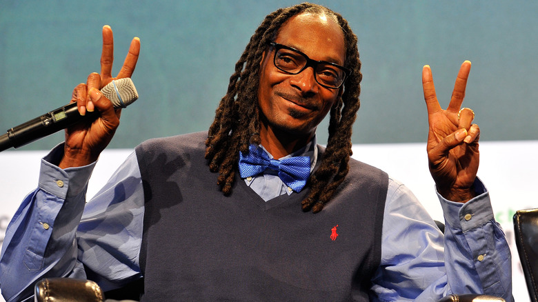 Snoop Dogg fait des signes de paix