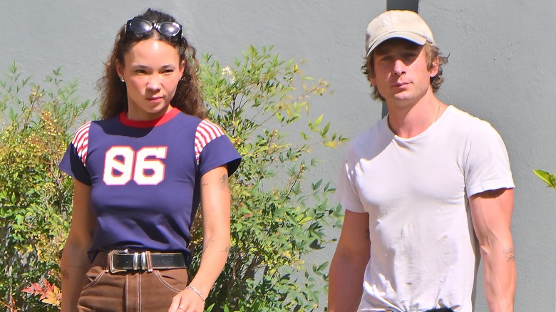 Ashley Moore et Jeremy Allen White marchant