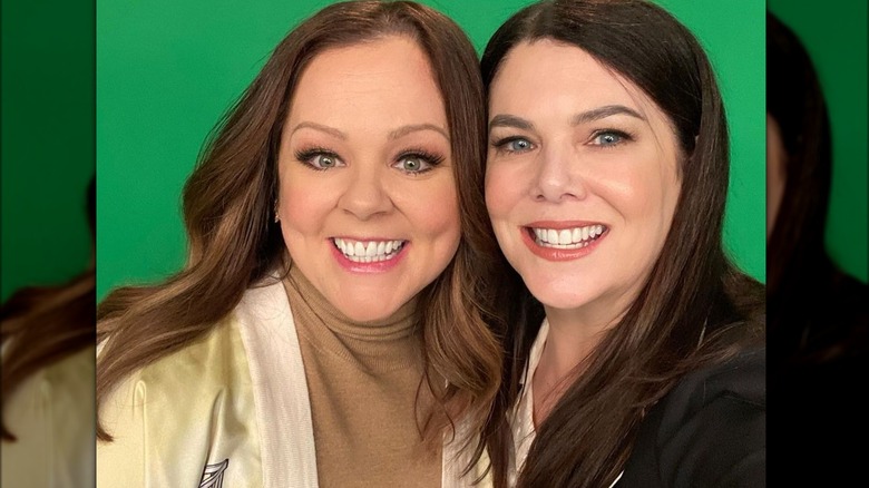 Melissa McCarthy et Lauren Graham souriantes