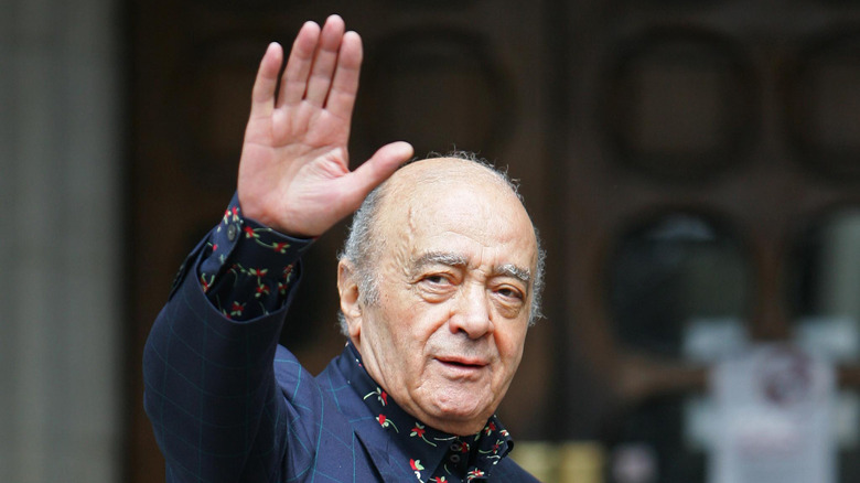 Mohamed Al-Fayed souriant saluant