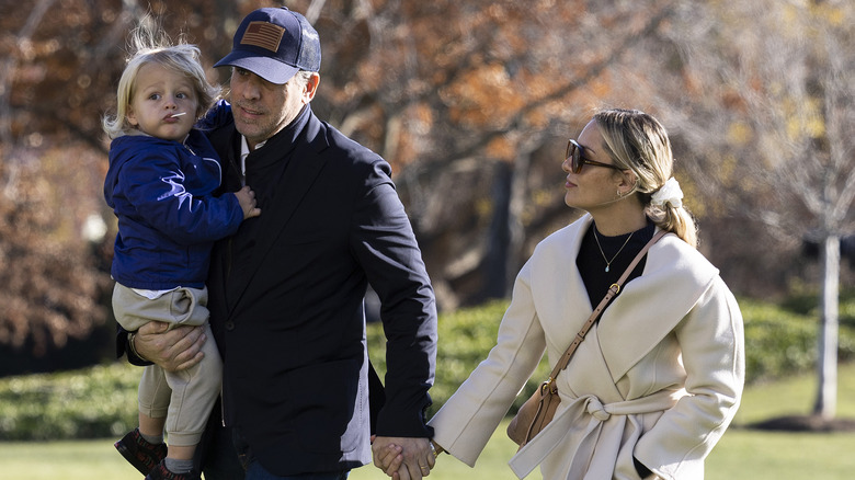 Hunter Biden et Melissa se tiennent la main alors qu'il porte leur fils, Beau