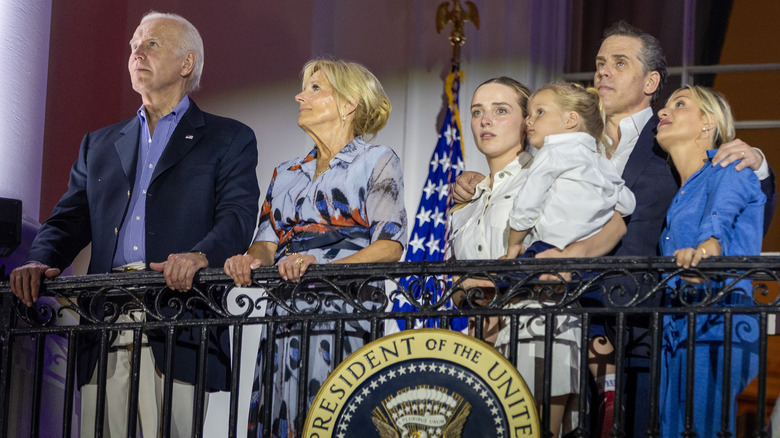 La famille Biden avec Melissa Cohen sur le balcon de la Maison Blanche