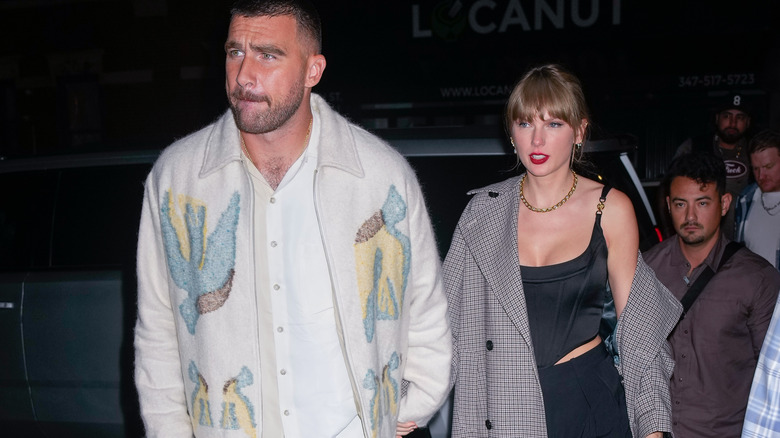 Travis Kelce et Taylor Swift se tenant la main