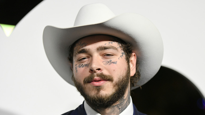 Post Malone portant un chapeau