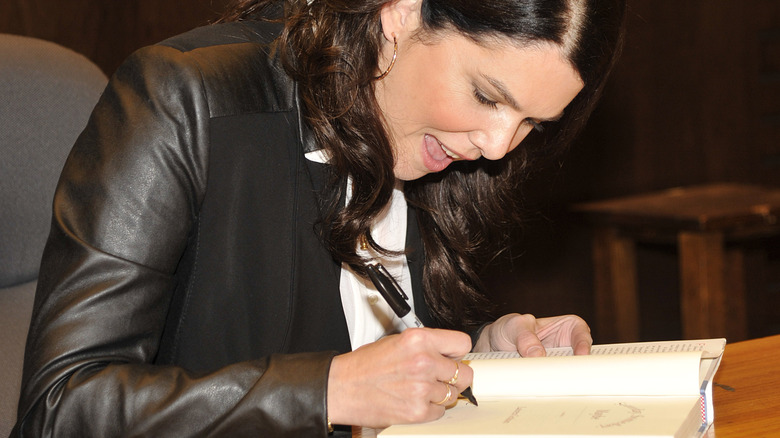 Lauren Graham signant un livre