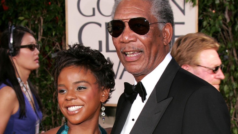 Morgan Freeman et E'Dena Hines sourient sur le tapis rouge