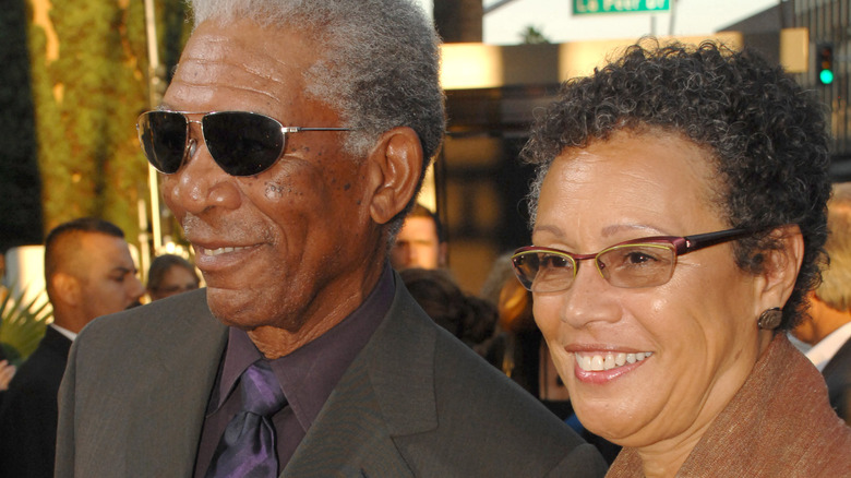 Morgan Freeman et Myrna Colley-Lee sourient lors d'un événement sur le tapis rouge