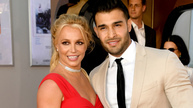 Britney Spears et Sam Asghari posant