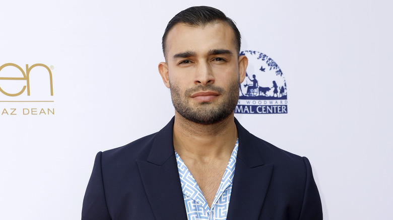 Sam Asghari posant