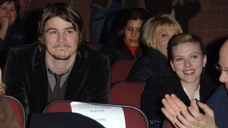 Josh Hartnett pinçant les lèvres, Scarlett Johansson souriante