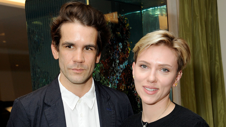 Romain Dauriac et Scarlett Johansson souriants