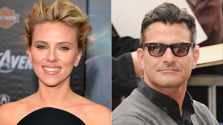 Scarlett Johansson souriante, Nate Naylor portant des lunettes de soleil