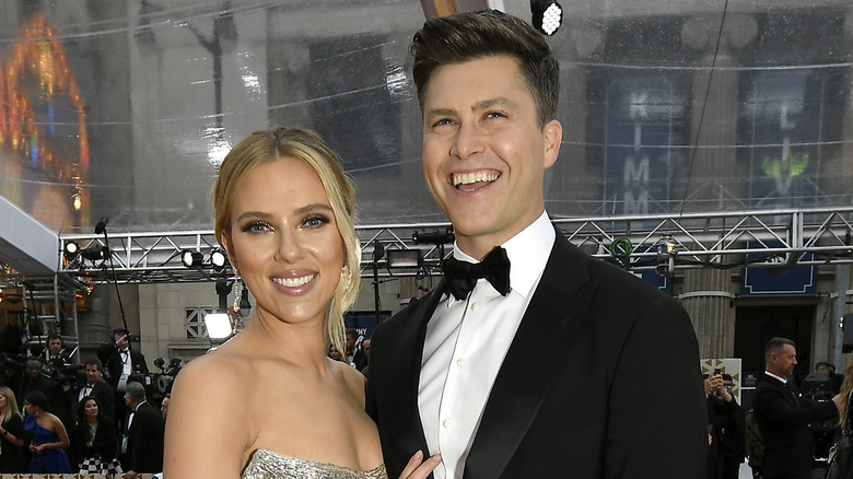 Scarlett Johansson et Colin Jost souriants