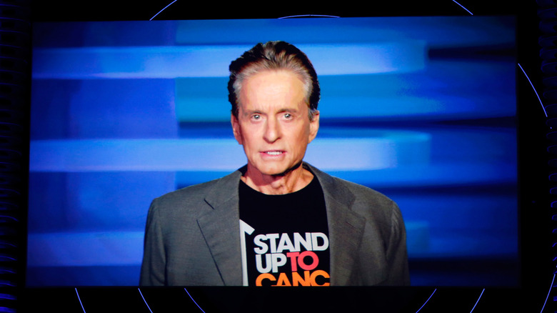 Michael Douglas porte un t-shirt contre le cancer